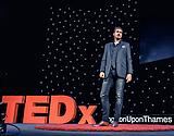 Ilja Grzeskowitz auf der TEDx Bühne