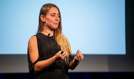 Willkommen im 5 Sterne Team: Dr. Julia Lampert – Zukunftsforscherin und KI-Expertin