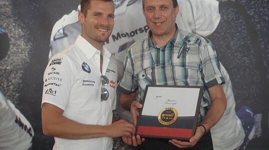BMW-Pilot Martin Tomczyk 5 Sterne Rednerpreis überreicht
